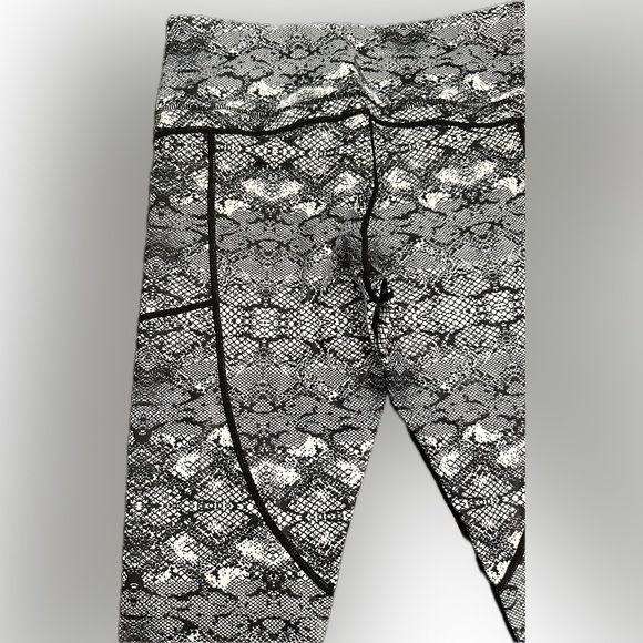 Zyia Light n Tight Pocket High Rise Capri 20” in Cobra Metallic - Picture 4 of 13